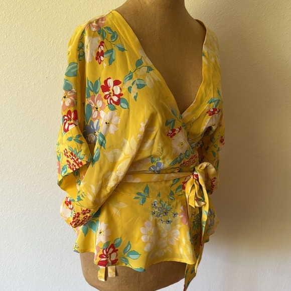 Yumi Kim as S Happy Days Thats a Wrap Top Yellow Floral Wrap Blouse 100% silk - Picture 4 of 8